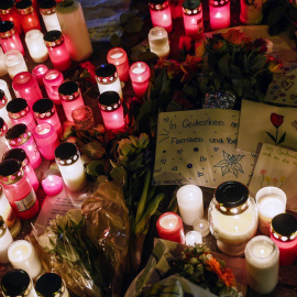 Flores y velas en el lugar donde un coche chocó contra una manifestación en Munich, Alemania, el 15 de febrero de 2025.