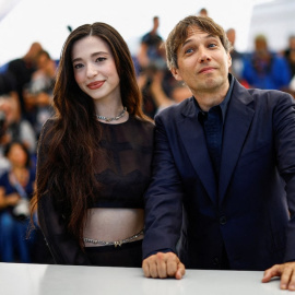 Sean Baker y Mikey Madison posan en el festival de Cannes, Francia, 22 de mayo de 2024.