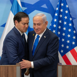 El secretario de Estado estadounidense, Marco Rubio (i), y el primer ministro israelí, Benjamín Netanyahu (d), se saludan durante una rueda de prensa conjunta tras su reunión en la oficina del primer ministro en Jerusalén, el 16 de febrero de 2025