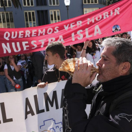 Manifestación contra el turismo de masas en Santa Cruz de Tenerife a 16 de febrero de 2025.