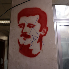Una imagen desfigurada de Bashar al-Assad se ve dentro de la comisaría de policía de Marja después de su derrocamiento, en Damasco, Siria, el 24 de diciembre de 2024.