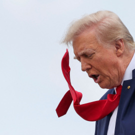 El presidente de EEUU, Donald Trump, mientras desciende del Air Force One, a su llegada a Daytona Beach para asistir a la carrera de las 500 Millas de Daytona.