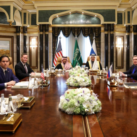 El secretario de Estado de Estados Unidos, Marco Rubio, se reúne con el ministro de Asuntos Exteriores ruso, Sergei Lavrov, acompañados por otros altos cargos de ambos países y de Arabia Saudí, en Riad, a 18 de febrero de 2025.