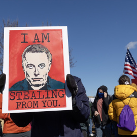 Protesta contra el gobierno de Donald Trump, en el que se incluye Elon Musk, en Washington, a 17 de febrero de 2025.