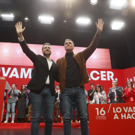 El secretario general del PSOE y presidente del Gobierno, Pedro Sánchez (d) y el secretario general del PSOE de La Rioja, Javier García (i), durante la inauguración del 16º Congreso Regional del PSOE de La Rioja