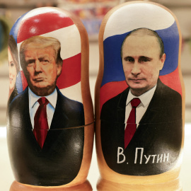 Muñecas tradicionales rusas, Matryoshkas, que representan al presidente ruso Vladímir Putin (d) y al presidente estadounidense Donald Trump (i).