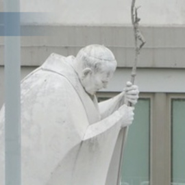 Una neumonía bilateral descubierta en el hospital complica el cuadro clínico del papa