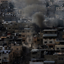 Fuerzas israelíes demuelen edificios en el campo de refugiados de Tulkarem, Cisjordania, a 18 de febrero de 2025.