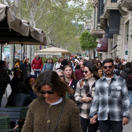 Turistes passejant pel passeig de Gràcia de Barcelona