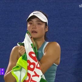 La tenista Emma Raducanu se derrumba al ver a su acosador durante un partido en Dubái, a 18 de febrero de 2025.