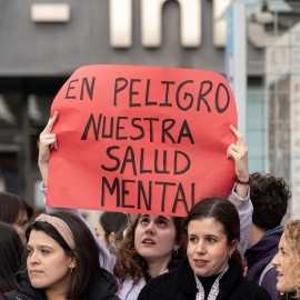 Una joven sujeta una pancarta durante una manifestación tras el cierre de la UCI pediátrica del Hospital Universitario La Paz, a 18 de enero de 2024, en Madrid (España). Imagen de archivo.