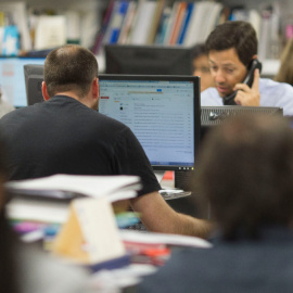 Imagen de archivo de varios trabajadores en una oficina.