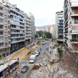 El tram del carrer del Comte d'Urgell de Barcelona, entre la plaça de Francesc Macià i el carrer de Buenos Aires