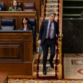 El presidente del PP, Alberto Núñez Feijóo, a su salida durante el pleno en el Congreso de los Diputados, este miércoles.