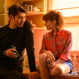 Henry Golding y Beatrice Grannó son los protagonistas de 'Daniela Forever'.