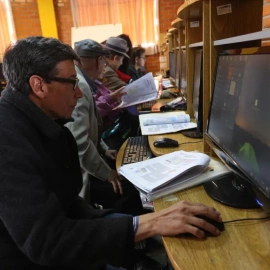 Un grupo de mayores en clase de informática