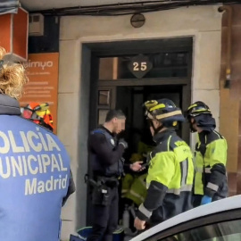 Imagen del portal del edificio en el que han ocurrido los hechos en el barrio de Entrevías, (Madrid).