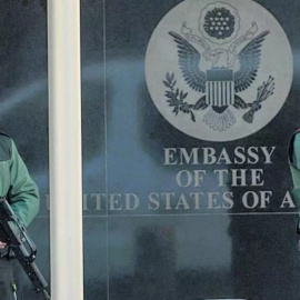 Dos agentes de las Guardia Civil en la entrada de la Embajada de EEUU, en Madrid.