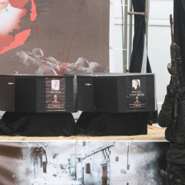 Un militar palestino, junto a los restos mortales de los detenidos que entrega este jueves a Israel, a 20 de febrero de 2025.