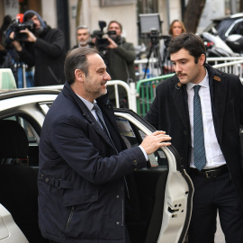 El ex ministro de Transportes José Luis Ábalos (c) llega a declarar al Tribunal Supremo, a 20 de febrero de 2025, en Madrid (España). Ábalos está citado para que declare como imputado en el Tribunal Supremo (TS) por la presunta adjudicación de contratos públicos al empresario Víctor de Aldama y sus socios a cambio de comisiones, tras lo cual, el instructor del 'caso Koldo' en el TS ya ha avisado de que este mismo día valorará la imposición de medidas cautelares contra el que fuera 'número tres' del PSOE.Fernando Sánchez / Europa Press20 FEBRERO 2025;SUPREMO;ÁBALOS;MEDIDAS20/2/2025