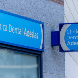 Exterior de una clínica dental de Adeslas, a 27 de enero de 2025.