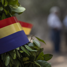 Imagen de archivo de una bandera de la República en una corona de laurel durante un acto de conmemoración del Día de la República, a 14 de abril de 2023, en Paterna.
