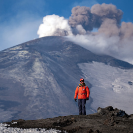 Foto de archivo de una persona frente al volcán Etna, en Sicilia (Italia)