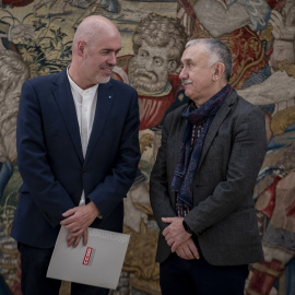 El secretario general de la UGT, Pepe Álvarez (derecha) y el secretario general de la CCOO, Unai Sordo (izquierda), en el Palacio de la Zarzuela, en una imagen de archivo.