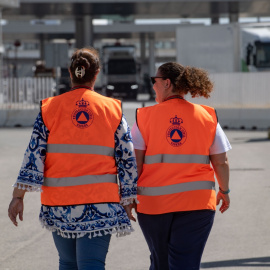 Dos agentes de Protección Civil en el puerto de Algeciras, a 13 de junio de 2024, en Algeciras, Cádiz.