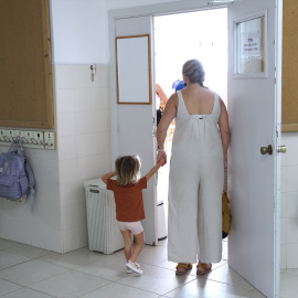 Una madre lleva a su hija a clase el primer día de inicio del curso escolar, a 11 de septiembre de 2024.