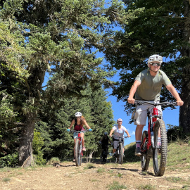 Usuaris de bicicleta elèctrica a les pistes de Camurac, a l'Aude, als Pirineus francesos