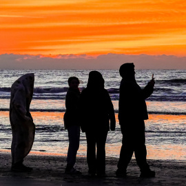 Foto de archivo de un grupo de personas haciéndose un 'selfie'.