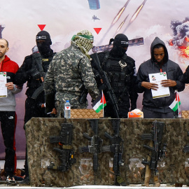 Avera Mengistu, que entró en Gaza hace aproximadamente una década y ha estado retenida allí desde entonces, y Tal Shoham, un rehén retenido en Gaza desde el mortal ataque del 7 de octubre de 2023, son liberados como parte de un alto el fuego y un acuerdo de intercambio de rehenes y prisioneros entre Hamás e Israel, en Rafah.