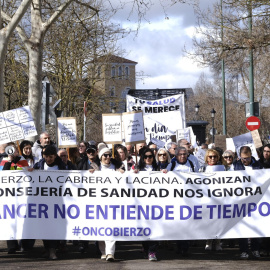 Más de 2.000 personas se manifiestan este sábado para reclamar a la Junta de Castilla y León más oncólogos y mejoras en el servicio de Oncología en el Hospital de El Bierzo.