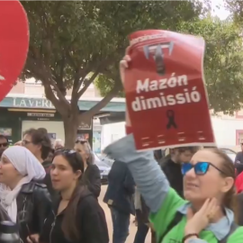 Manifestantes de la Plataforma x piden la dimisión de Mazón en Orihuela, donde el president de la Generalitat acude a un acto del PP-
