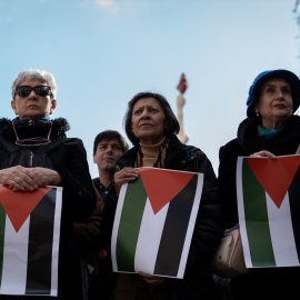 Varias personas durante una concentración por Palestina, en la Plaza Juan Goytisolo, a 22 de febrero de 2025, en Madrid.