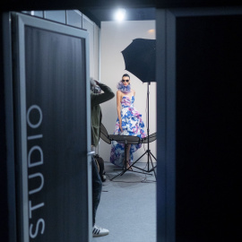 Una modelo del diseñador Hannibal Laguna es fotografiada en el backstage antes del desfile en la Mercedes-Benz Fashion Week, en la Feria de Madrid IFEMA, a 13 de septiembre de 2024.