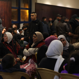 Decenas de palestinos esperan a que sus familiares sean liberados en un centro cultural en Ramala, pero Israel ha anunciado que va a retrasar su entrega.