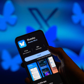 El logotipo de instalación de la red social Blusky en un smartphone con un fondo con los logotipos de Bluesky y X.