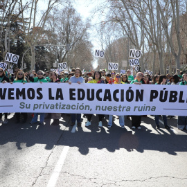 Decenas de personas durante una manifestación por la educación pública en Madrid el 23 de febrero de 2025.