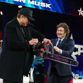 Javier Milei le regala a Elon Musk una motosierra, a 20 de febrero de 2025.