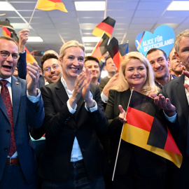La candidata de Alternativa para Alemania, Alice Weidel, junto a otros dirigentes del partido durante la celebración de los resultados obtenidos en las elecciones de este domingo.