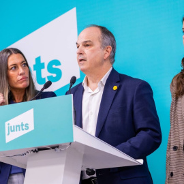 Mònica Nogueras, Jordi Turull i Mònica Sales, a la roda de premsa que Junts ha fet a la seu del partit aquest dilluns.