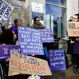 Miembros de colectivos de mujeres, médicos, ONG y sindicatos se manifiestan frente al juzgado, el día del juicio del excirujano Joel le Scouarnec, acusado de violación, violación agravada y agresión sexual contra cientos de niños durante varias décadas, en Vannes, Bretaña, Francia, el 24 de febrero de 2025. REUTERS/Stephane Mahe