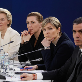 La presidenta de la Comisión Europea, Ursula von der Leyen, la primera ministra de Dinamarca, Mette Frederiksen, la primera ministra de Islandia, Kristrun Frostadottir, y el primer ministro de España, Pedro Sánchez, en una conferencia de prensa tras la cumbre de Apoyo a Ucrania en Kiev, (Ucrania).