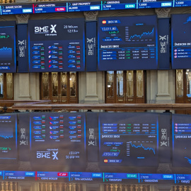 Vista de los paneles informativos de la Bolsa de Madrid.