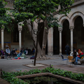 Imagen de archivo de varias personas participando en el tercer día de la ocupación de un edificio de la Universitat de Barcelona (UB), a 22 de abril de 2021, en Barcelona, Catalunya, (España).