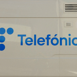 El logo de la operadora Telefónica, en el vehículo de una unidad móvil de transmisión por satélite, en Málaga.