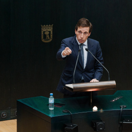 El alcalde de Madrid, José Luis Martínez Almeida, interviene durante una sesión ordinaria del Pleno municipal, en el Palacio de Cibeles, a 25 de febrero de 2025, en Madrid (España). Carlos Luján / Europa Press25 FEBRERO 2025;AYUNTAMIENTO;MADRID;VOTA;PLAN ESPECIAL;CIRCUITO;FÓRMULA 125/2/2025