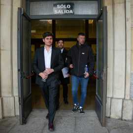 El jefe de prensa de Alvise Pérez, Vito Quiles, a su salida del Juzgado de Instrucción tras declarar como investigado por presuntas injurias, a 25 de febrero de 2025, en Sevilla.